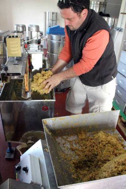 Samuel dans sa miellerie les ruchers de Bonnechère