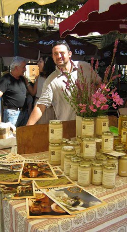 Samuel vend le miel de Bonnechère sur le marché de Forcalquier