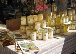 Stand miel de Bonnechère marché de Forcalquier