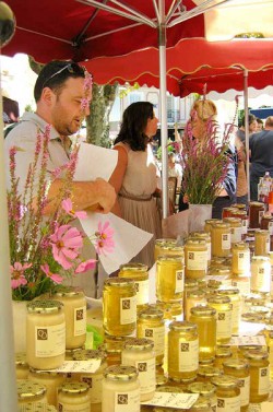 Vente du miel de Bonnechère sur le marché de Forcalquier